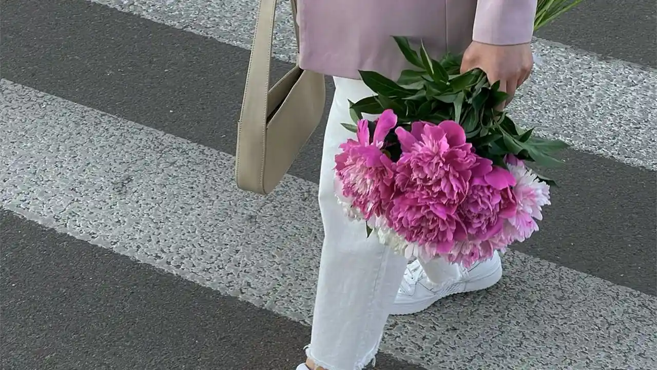寻找和收听锵锵三人行音频的常见途径与限制